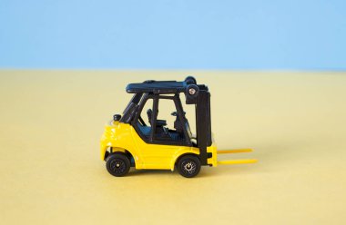 küçük oyuncak sarı forklift