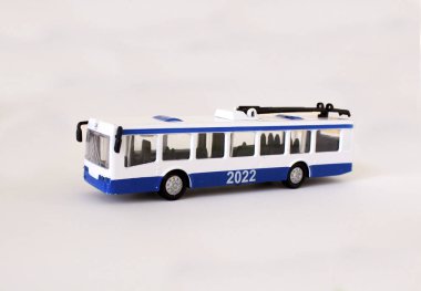Oyuncak troleybüs beyaz ve mavi arka planda