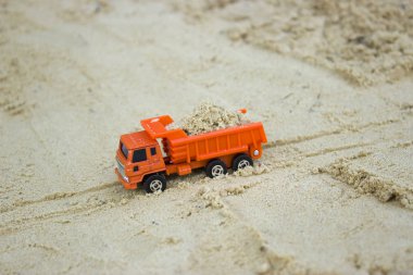 kum ile oyuncak iş makineleri. inşaat kavramı