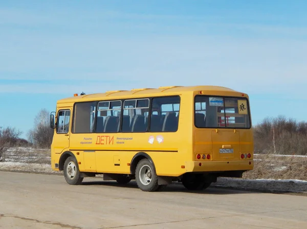 Žlutý Autobus Ruské Školy Ruský Text Rozvoj Vzdělávání Nižním Novgorodu — Stock fotografie