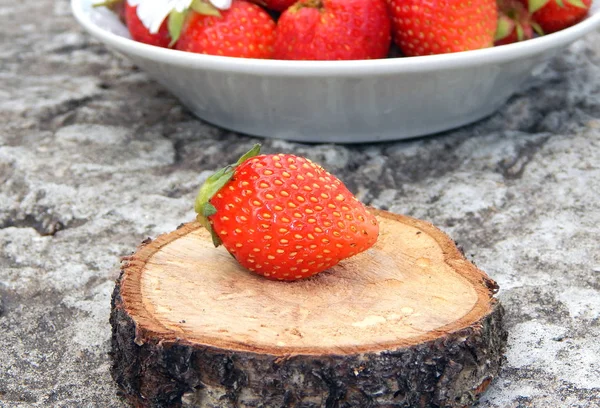 Large Red Strawberries Wooden Stand Concrete Juicy Ripe Strawberries White — Stock Photo, Image