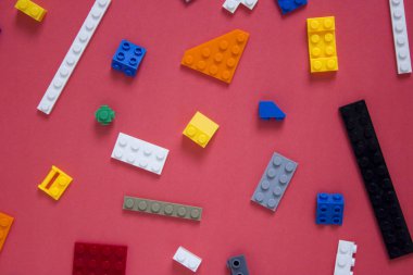 Çocuk sitesi için arka plan, menü için. Pembe çocuk yapıcılar. Çok renkli küpler. Motor gelişen bellek ve zihin için oyunlar.