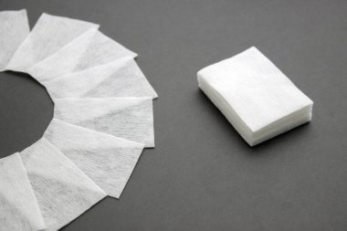 Koyu arka planda tüy bırakmayan mendiller. Manikür için Profesyonel Tırnak Bakım Araçları. Vernik kaldırma Küçük tırnak sanat ve manikür iş. Tırnak Cilası ve yağ giderme aracı.