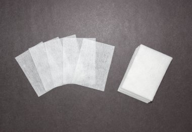 Koyu arka planda tüy bırakmayan mendiller. Manikür için Profesyonel Tırnak Bakım Araçları. Vernik kaldırma Küçük tırnak sanat ve manikür iş. Tırnak Cilası ve yağ giderme aracı.