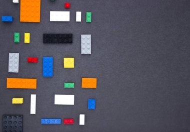 Çocuk sitesi için arka plan, menü için. Siyah üzerinde çocuk yapıcılar. Çok renkli küpler. Motor gelişen bellek ve zihin için oyunlar.