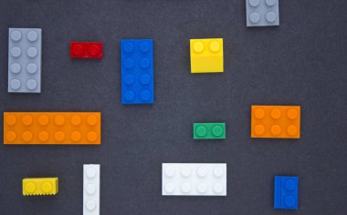 Çocuk sitesi için arka plan, menü için. Siyah üzerinde çocuk yapıcılar. Çok renkli küpler. Motor gelişen bellek ve zihin için oyunlar.