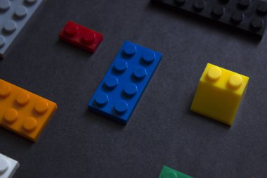 Çocuk sitesi için arka plan, menü için. Siyah üzerinde çocuk yapıcılar. Çok renkli küpler. Motor gelişen bellek ve zihin için oyunlar.