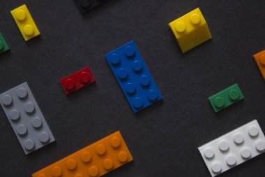 Çocuk sitesi için arka plan, menü için. Siyah üzerinde çocuk yapıcılar. Çok renkli küpler. Motor gelişen bellek ve zihin için oyunlar.