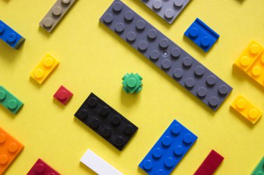 Çocuk sitesi için arka plan, menü için. Sarı üzerinde çocuk yapıcılar. Çok renkli küpler. Motor gelişen bellek ve zihin için oyunlar.