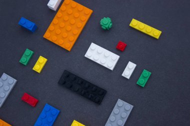 Çocuk sitesi için arka plan, menü için. Siyah üzerinde çocuk yapıcılar. Çok renkli küpler. Motor gelişen bellek ve zihin için oyunlar.