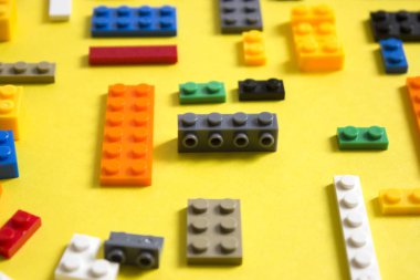 Çocuk sitesi için arka plan, menü için. Sarı üzerinde çocuk yapıcılar. Çok renkli küpler. Motor gelişen bellek ve zihin için oyunlar.