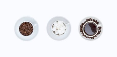 Beyaz arka planda izole edilmiş kahve çekirdekli fincan tabakları, kahve ve şeker küpleri..