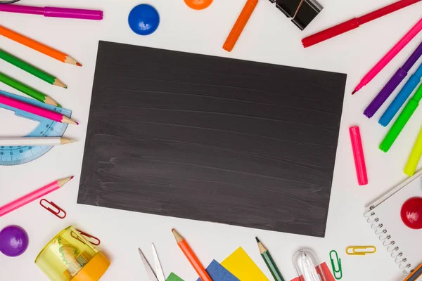 フレームの形でオフィス用品 黒の学校のボード上のテキストのためのスペース 白の背景 トップビュー — ストック写真