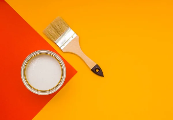 Gereedschap Voor Bouw Decoratie Een Penseel Een Metalen Blik Verf — Stockfoto