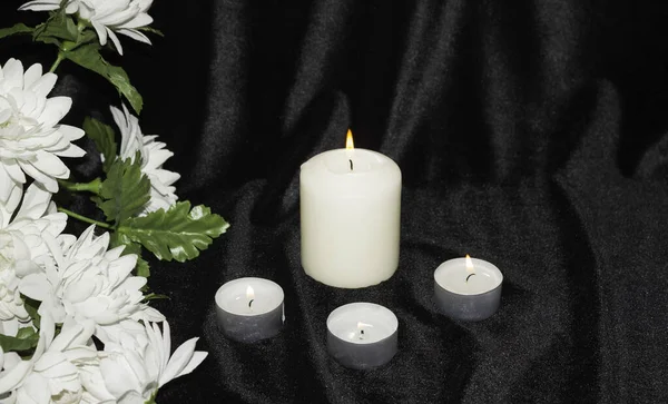 Concetto Servizio Funebre Candele Fiori Bianchi Sfondo Nero — Foto Stock