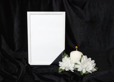 Başınız sağ olsun. Siyah kurdeleli bir anıt çerçeve. Beyaz çiçekler ve yanan bir mum. Siyah arkaplan.