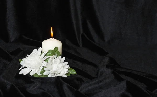 Condoleancekaart Witte Brandende Kaars Witte Bloemen Een Zwarte Achtergrond Vrije — Stockfoto