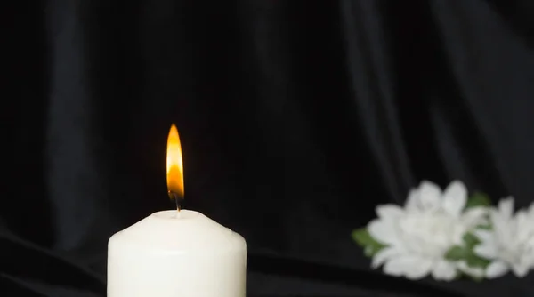 Κάρτα Συλλυπητηρίων Λευκό Αναμνηστικό Κερί Λευκά Λουλούδια Στο Παρασκήνιο Μαύρο — Φωτογραφία Αρχείου