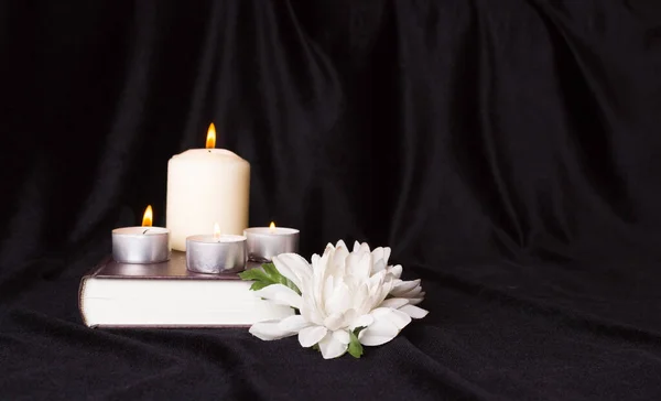 Kondoleanskort Ett Vitt Minnesljus Med Vita Blommor Och Bok Begravningen — Stockfoto
