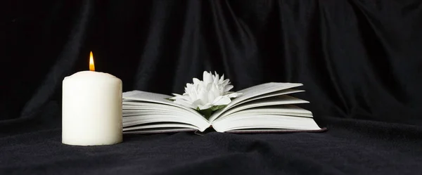 Condoleancekaart Een Witte Gedenkkaars Met Witte Bloemen Een Open Boek — Stockfoto