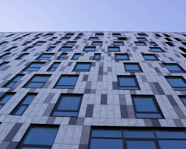 Edifício Cinzento Com Janelas Vista Baixo Céu Azul Gráficamente — Fotografia de Stock