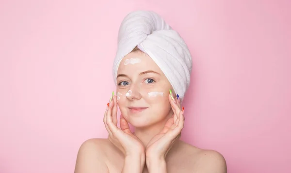 Una Chica Con Una Toalla Cabeza Sobre Fondo Rosa Crema —  Fotos de Stock