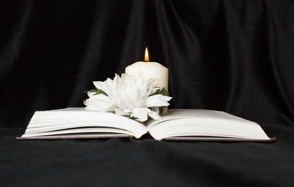 Tarjeta Condolencias Una Vela Conmemorativa Blanca Con Flores Blancas Libro — Foto de Stock