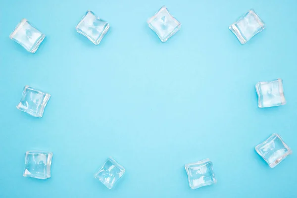 Cubos de gelo na forma de uma armação em um fundo azul. Espaço livre para texto. Copyscape. — Fotografia de Stock