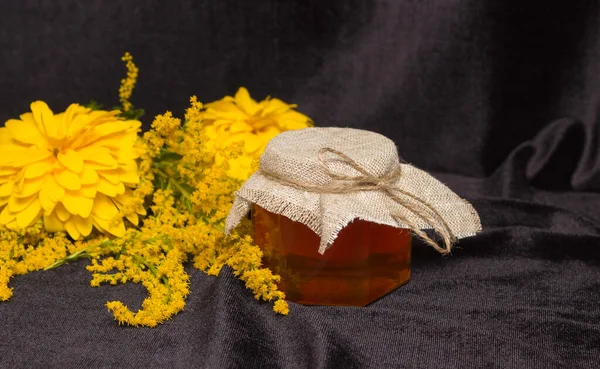 Μέλισσα Μέλι Γυάλινο Βάζο Καπάκι Και Κίτρινα Λουλούδια Σκούρο Φόντο — Φωτογραφία Αρχείου