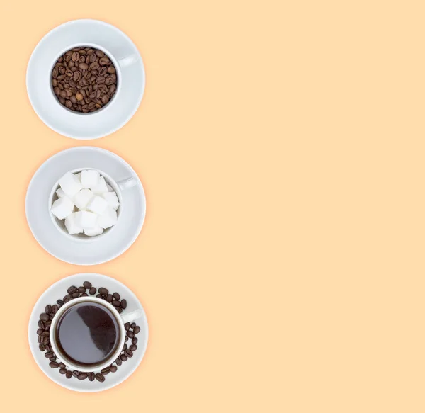Trzy Filiżanki Talerzach Kostkami Cukru Kawa Ziarna Kawy Beżowym Tle — Zdjęcie stockowe