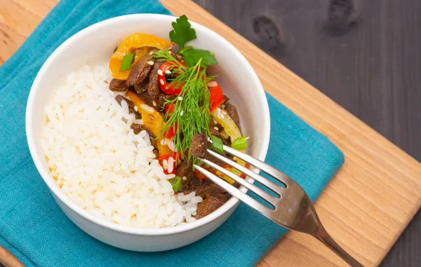 Roastbeef Mit Paprika Und Weißem Reis Weißer Teller Knoblauch Hintergrund — Stockfoto