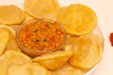Turşu görünümlü Halwa Puri & nohutları