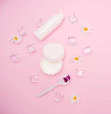 Vücut ve cilt bakımı, kozmetoloji. Kozmetik, krem ve mesoroller için beyaz plastik kaplar. Buz küpleri, metin için boş alan, üst görünüm.