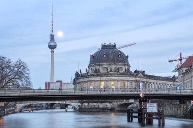 Müzeler Adası üzerinde spree Nehri ve alexanderplatz tv Kulesi Merkezi Berlin, Almanya