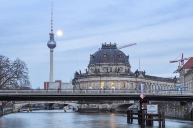 Müzeler Adası üzerinde spree Nehri ve alexanderplatz tv Kulesi Merkezi Berlin, Almanya