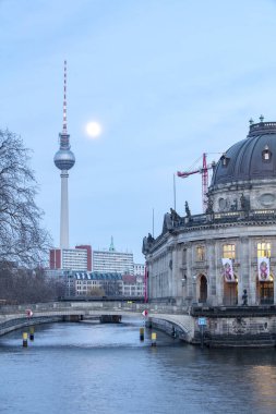 Müzeler Adası üzerinde spree Nehri ve alexanderplatz tv Kulesi Merkezi Berlin, Almanya