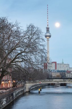 Müzeler Adası üzerinde spree Nehri ve alexanderplatz tv Kulesi Merkezi Berlin, Almanya