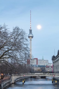 Müzeler Adası üzerinde spree Nehri ve alexanderplatz tv Kulesi Merkezi Berlin, Almanya