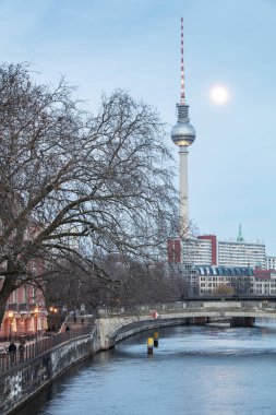 Müzeler Adası üzerinde spree Nehri ve alexanderplatz tv Kulesi Merkezi Berlin, Almanya