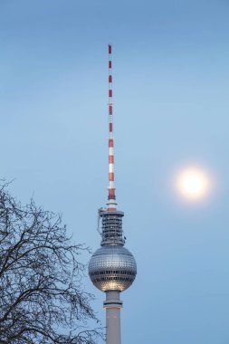 Müzeler Adası üzerinde spree Nehri ve alexanderplatz tv Kulesi Merkezi Berlin, Almanya