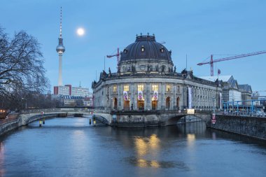 Müzeler Adası üzerinde spree Nehri ve alexanderplatz tv Kulesi Merkezi Berlin, Almanya