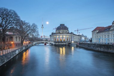 Müzeler Adası üzerinde spree Nehri ve alexanderplatz tv Kulesi Merkezi Berlin, Almanya