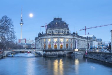 Müzeler Adası üzerinde spree Nehri ve alexanderplatz tv Kulesi Merkezi Berlin, Almanya