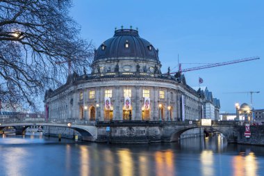 Müzeler Adası üzerinde spree Nehri ve alexanderplatz tv Kulesi Merkezi Berlin, Almanya
