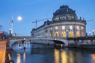Müzeler Adası üzerinde spree Nehri ve alexanderplatz tv Kulesi Merkezi Berlin, Almanya