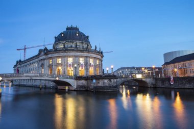 Müzeler Adası üzerinde spree Nehri ve alexanderplatz tv Kulesi Merkezi Berlin, Almanya