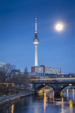 Müzeler Adası üzerinde spree Nehri ve alexanderplatz tv Kulesi Merkezi Berlin, Almanya