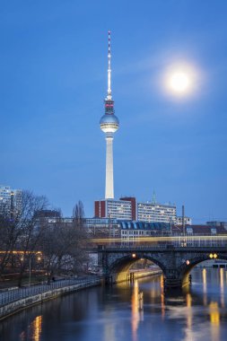 Müzeler Adası üzerinde spree Nehri ve alexanderplatz tv Kulesi Merkezi Berlin, Almanya