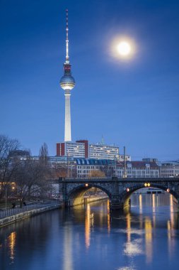 Müzeler Adası üzerinde spree Nehri ve alexanderplatz tv Kulesi Merkezi Berlin, Almanya