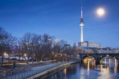 Müzeler Adası üzerinde spree Nehri ve alexanderplatz tv Kulesi Merkezi Berlin, Almanya